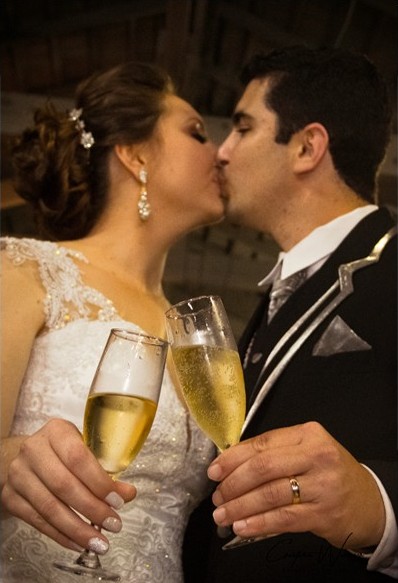 Casal de noivos brindando em casamento fotografado por Selhorst Fotografia Clássica